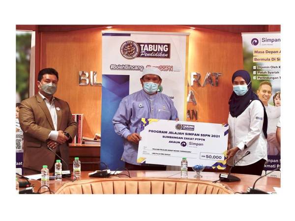 Puan Mastura Mohd Khalid, Ketua Pegawai Operasi PTPTN hadir menyampaikan sumbangan kepada YB Haji Satiful Bahari Mamat, Exco Negeri Terengganu untuk pelajar-pelajar asnaf di Terengganu.