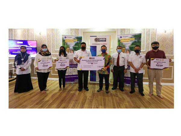 Seramai 1,200 pelajar-pelajar asnaf di negeri Johor turut menerima sumbangan wakalah zakat dalam bentuk akaun Simpan SSPN Prime berjumlah RM120,000.