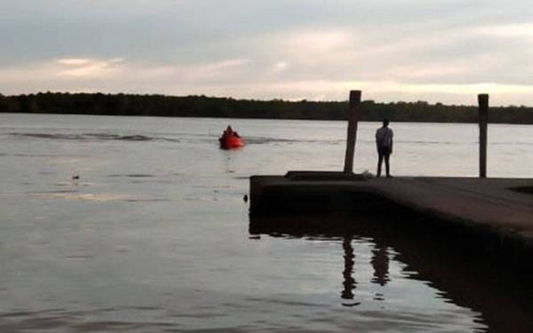 SAR digerakkan bagi mencari lelaki warga emas yang dikhuatiri lemas di Sungai Bernam, Hutan Melintang. - Foto ihsan Bomba Perak.