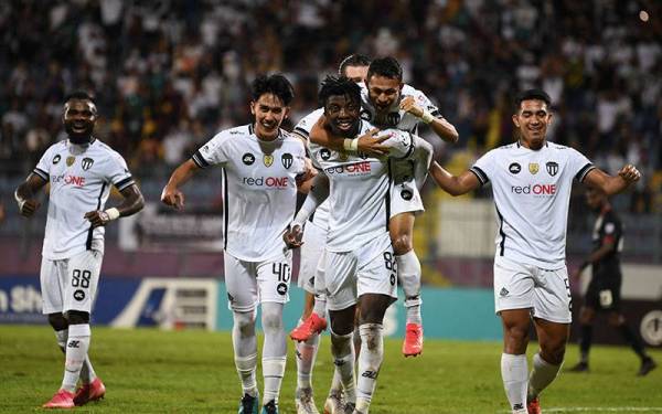 Aksi Mintah (tengah) selepas menjaringkan gol keempat skuad Penyu pada perlawanan suku akhir kedua Piala Malaysia, menentang Sarawak United di Stadium Universiti Teknologi Mara (UiTM), pada Khamis.