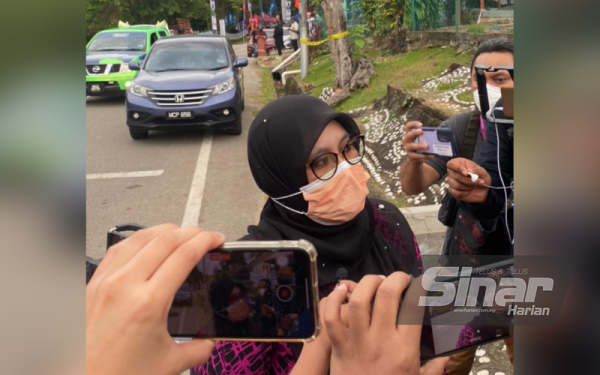 Mas Ermieyati ketika tiba di SK Ramuan China Besar. 