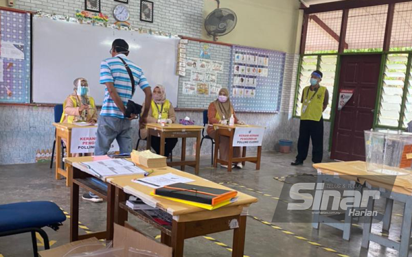 Keadaan di dewan mengundi SK Ramuan China Besar, Masjid Tanah, Melaka.