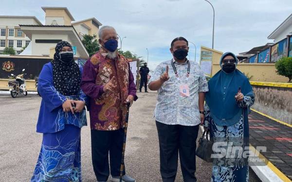 Calon Barisan Nasional (BN) Dewan Undangan Negeri (DUN) Paya Rumput, Datuk Rais Yasin bersama isteri dan kedua ibu bapanya hadir membuang undi di Sekolah Menengah Kebangsaan (SMK) Paya Rumput pada jam 9 pagi.