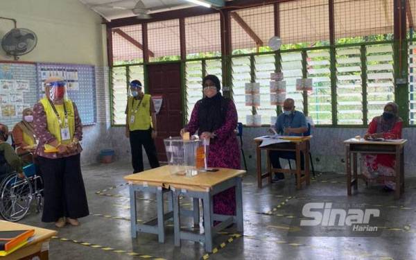 Calon Perikatan Nasional (PN) bagi Dewan Undangan Negeri (DUN) N.02 Tanjung Bidara Datuk Mas Ermieyati Samsudin semasa mengundi bagi Pilihan Raya Negeri Melaka di Sekolah Kebangsaan Ramuan China Besar dekat Masjid Tanah, hari ini.