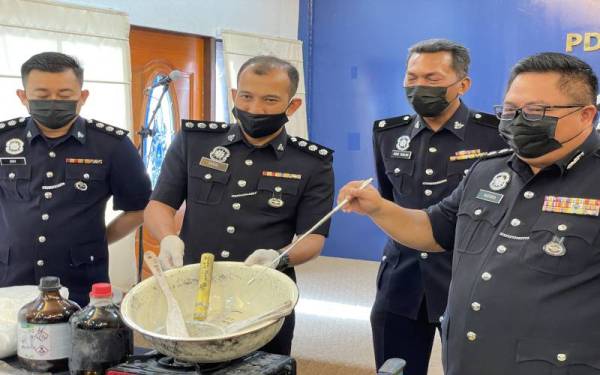 Polis merampas peralatan memproses dadah dan dadah dalam dua tangkapan pada 16 dan 17 November lalu.