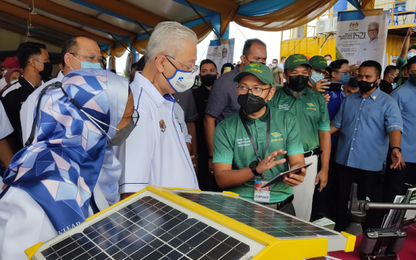 Ismail Sabri (dua dari kiri) ketika melawat tapak pameran di Majlis Pelancaran Benih Padi IS21 di Loji Pengeluaran Benih Asas dan Tapak Penyelidikan Padi, Lot 4993, Sungai Leman, di sini pada Sabtu.