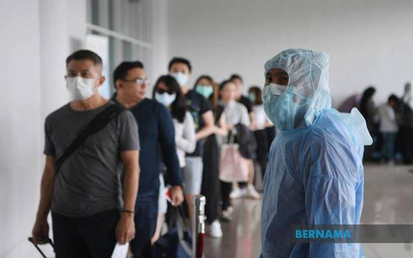 Sabah akan membenarkan pelancong yang sudah lengkap divaksinasi memasuki negeri ini tanpa perlu menjalani ujian saringan Covid-19, mulai 1 Disember ini. - Foto fail Bernama