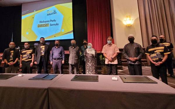 Dr Mahathir (tengah) pada Majlis Dialog Bersama Negarawan dan Memorandum Persefahaman Reset Malaysia di Putrajaya Marriott Hotel di Putrajaya pada Sabtu.