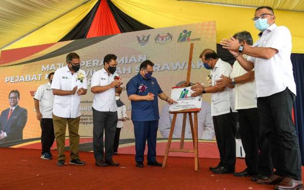 Alexander Nanta Linggi (tiga dari kiri) menyempurnakan Majlis Perasmian Pejabat Institut Keselamatan dan Kesihatan Pekerjaan Negara (NIOSH) Cawangan Kapit di Pekan Kapit hari ini. - Foto Bernama