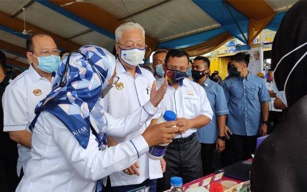 Amirudin (dua dari kanan) bersama Ismail Sabri melawat tapak pameran pada Majlis Pelancaran Benih Padi IS21 di Loji Pengeluaran Benih Asas dan Tapak Penyelidikan Padi di Sungai Leman, pada Sabtu.