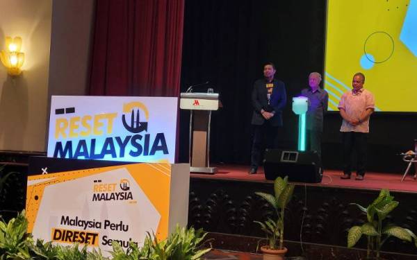 Dr Mahathir (tengah) pada Majlis Dialog Bersama Negarawan dan Memorandum Persefahaman Reset Malaysia bertempat di Putrajaya Marriot Hotel, Putrajaya pada Sabtu.