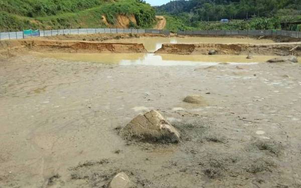 Keadaan salah satu kolam ikan yang pecah akibat hujan lebat pada malam Jumaat. - (Foto: Pejabat Perikanan Daerah Jelebu)
