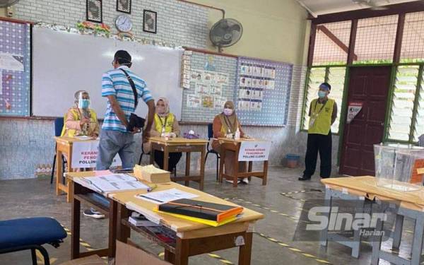 Keadaan di dewan mengundi SK Ramuan China Besar, Masjid Tanah, Melaka pada hari pengundian PRN Melaka hari ini.