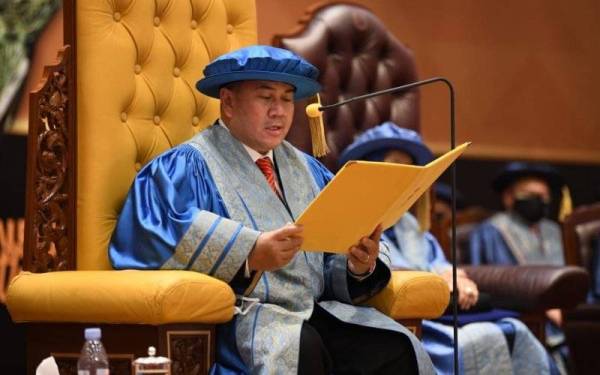Tengku Muhammad Faiz semasa menyampaikan titah di Istiadat Konvokesyen UMK Kali ke 10 dan 11 di UMK Kampus Bachok pada Sabtu. - Foto ihsan UMK