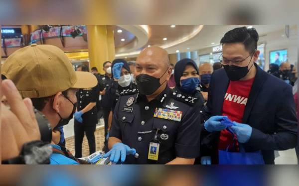 Mohd Kamarudin ketika membuat advokasi kepada orang awam berkenaan sindiket 'scammer' di Pusat Beli Belah Sunway Pyramid pada Sabtu.