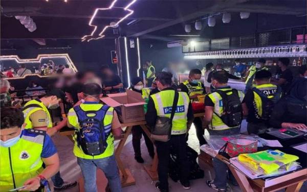 Polis menyerbu sebuah pusat hiburan di Jalan Dr Lim Chwee Leong pada malam Jumaat.