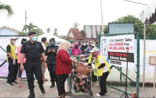 Afzanizar melakukan lawatan ketika proses pengundian PRN Melaka di Sekolah Kebangsaan (SK) Krubong, Melaka pada Sabtu.