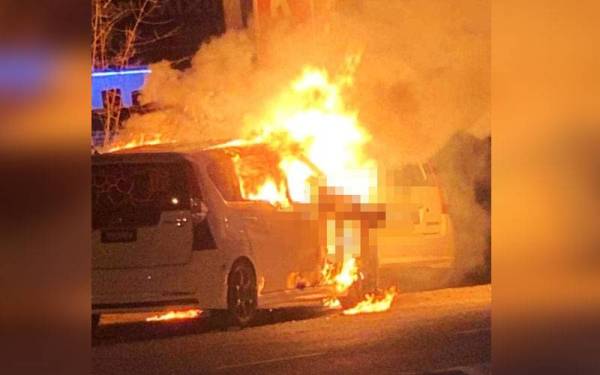 Mangsa dikatakan gagal keluar menyelamatkan diri setelah kereta dinaiki terbakar dalam kejadian di Jalan Kuala Terengganu - Kuala Berang berhampiran Kampung Wakaf Beruas di Kuala Terengganu pada Sabtu. - Foto ihsan pembaca