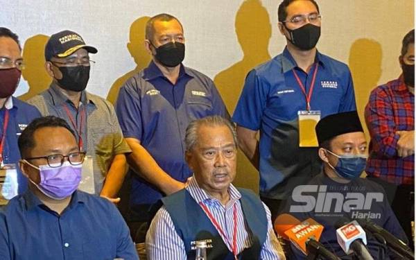 Muhyiddin (tengah) semasa sidang media di bilik gerakan utama PN pada Sabtu.