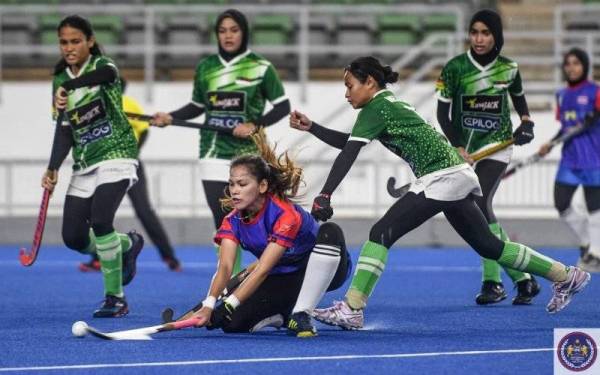 Nur Zafirah (tengah) menyumbat gol kemenangan Kuala Lumpur ketika menewaskan Melaka 1-0 pada separuh akhir Piala Tun Abdul Razak di Stadium Hoki Nasional, Bukit Jalil pada Sabtu. - Foto FB MHC