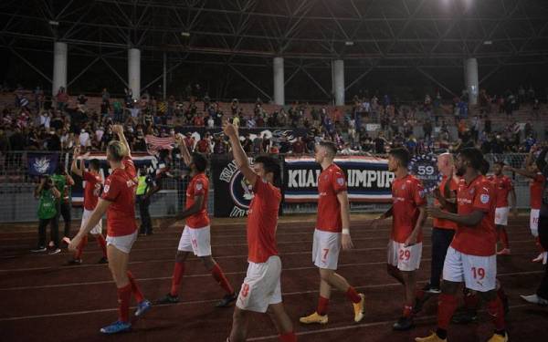 Barisan pemain Kuala Lumpur City FC meraikan kemenangan mereka selepas menewaskan Selangor FC pada suku akhir kedua Piala Malaysia di Stadium Kuala Lumpur pada Khamis. -Foto Bernama