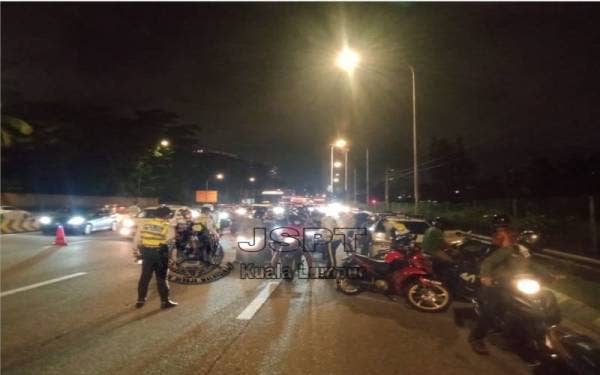 Pelbagai kesalahan dikesan menerusi operasi yang dijalankan JSPT Kuala Lumpur sekitar ibu kota bermula pada Jumaat sehingga awal pagi Ahad. - Foto ihsan JST Kuala Lumpur