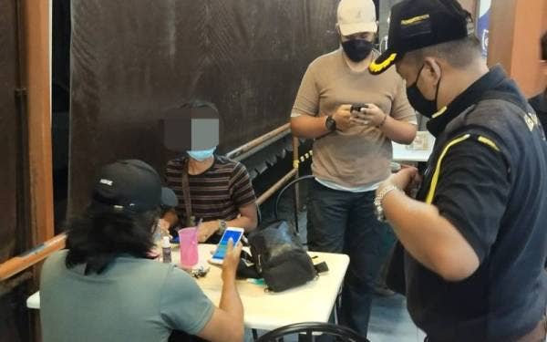 Seorang pelanggan dikenakan tindakan kerana merokok dan tidak lengkap vaksin ketika makan dalam sebuah restoran di sini pada malam Sabtu.