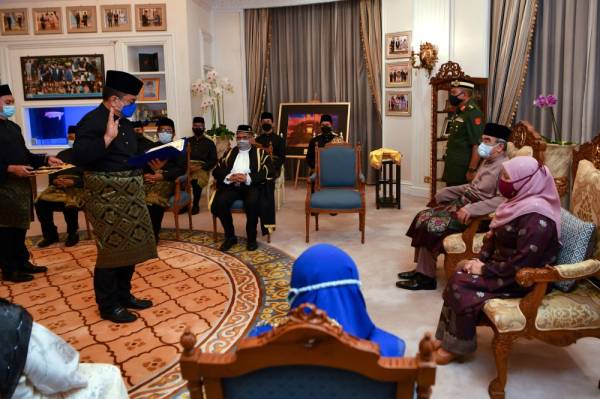 ADUN Lendu, Datuk Seri Sulaiman Md Ali mengangkat sumpah dan Taat Setia Jawatan sebagai Ketua Menteri Melaka ke-13 di hadapan Yang Dipertua Negeri Melaka Tun Mohd Ali Rustam di Pejabat Yang Dipertua Negeri Melaka Ayer Keroh, hari ini. -Foto Bernama