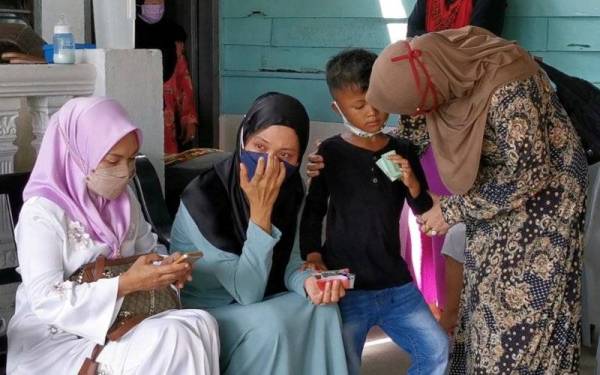 Roslinda tidak mampu menahan sebak ketika menerima kunjungan tetamu yang menziarahi dia sekeluarga di Kampung Wakaf Mempelam di Kuala Terengganu.