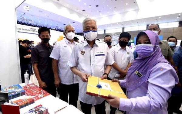 Perdana Menteri Datuk Seri Ismail Sabri Yaakob (dua, kanan) melawat ke gerai pameran ketika Program Pemerkasaan Pendigitalan Perusahaan Mikro, Kecil dan Sederhana (PMKS) Kebangsaan 2021 di Dewan Majlis Daerah Bera hari ini. - Foto Bernama