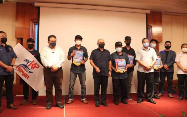 Ronald bergambar bersama sebahagian peserta yang menghadiri sesi libat urus.