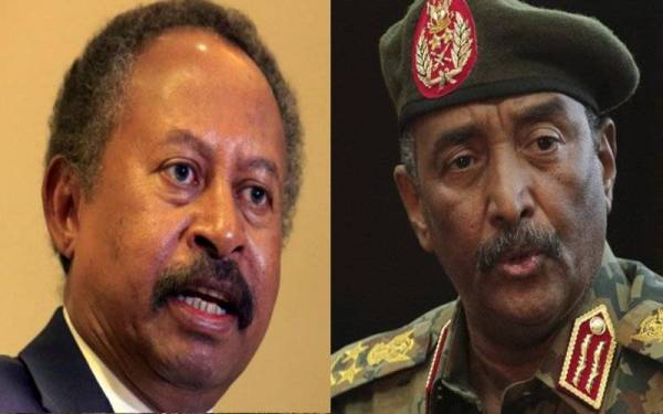 Abdel Fattah (kanan) bersetuju mengembalikan semula kuasa kepada Abdalla. - Foto: Agensi