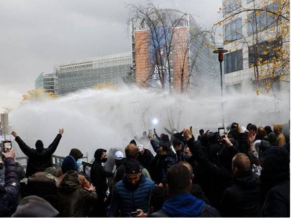 Puluhan ribu peserta keluar melakukan demonstrasi di Brussels bagi membantah sekatan Covid-19 yang diperketatkan semula oleh kerajaan Belgium untuk mengatasi lonjakan baharu kes Covid-19. - Foto AP