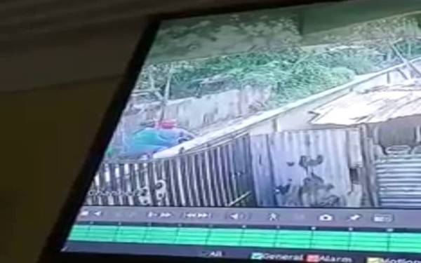 Kejadian samun dilakukan dua suspek bermotosikal dirakam menerusi kamera litar tertutup (CCTV) di Kampung Ana, Tumpat pada Sabtu.