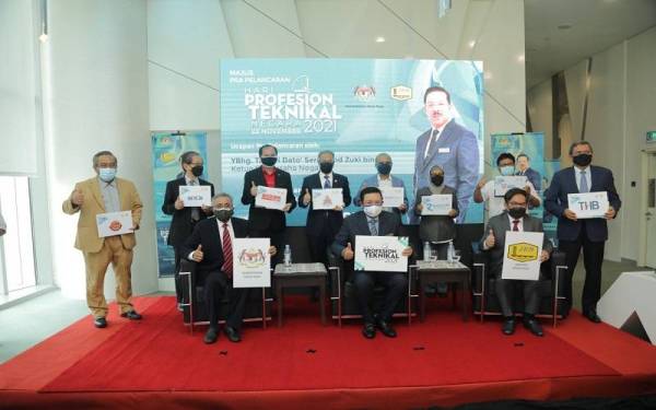 Mohd Zuki (duduk tengah) bergambar kenangan bersama rakan-rakan strategik pada Majlis Pra Pelancaran Sambutan Hari Profesion Teknikal Negara 2021 di Menara Kerja Raya, Kuala Lumpur.