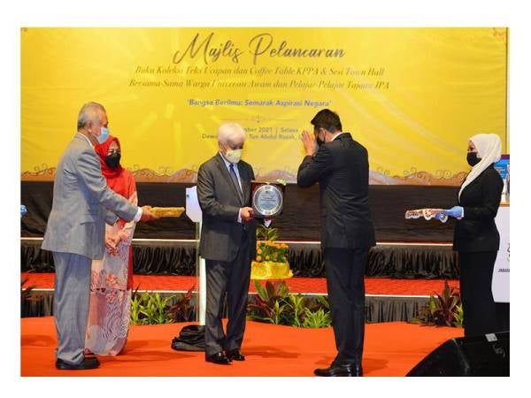 Yang di-Pertuan Besar Negeri Sembilan, Tuanku Mukhriz Tuanku Munawir selaku Canselor Universiti Kebangsaan Malaysia (UKM) (tiga dari kanan) ketika mengurniakan Anugerah Alumni Tersohor UKM kepada Mohd Khairul Adib.