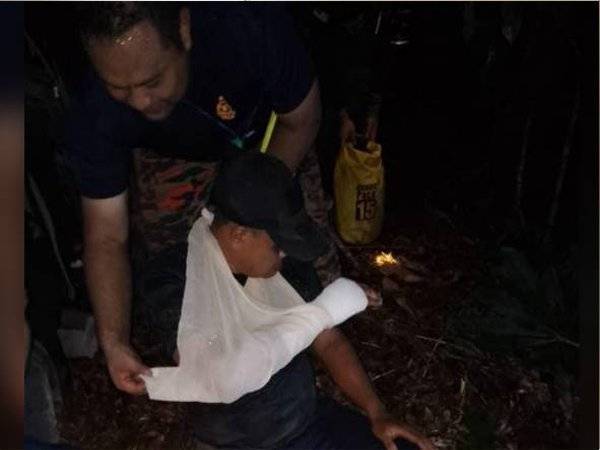 Mangsa yang berada dalam keadaan stabil dibawa keluar dari kawasan hutan dan dihantar ke Hospital Sik untuk rawatan lanjut. - Foto ihsan JBPM Kedah