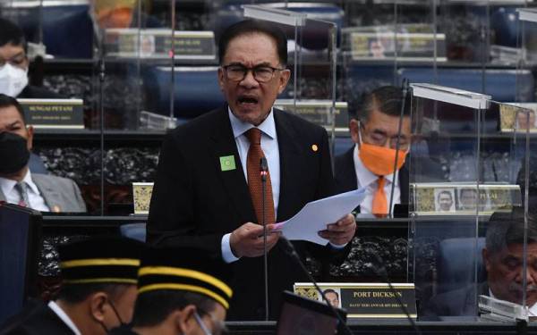 Anwar mengajukan soalan pada Waktu Pertanyaan-Pertanyaan Menteri ketika Mesyuarat Khas Penggal Ketiga Parlimen Ke-14 di Parlimen hari ini. Foto Bernama