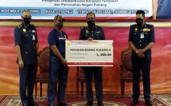 Abd Rahim menyampaikan geran kepada wakil salah satu PBS pada Majlis Pelancaran Kesiapsiagaan Monsun Timur Laut (MTL) JBPM Pahang dan Penyerahan Geran PBS di Ibu Pejabat JBPM Pahang, Indera Mahkota di sini pada Isnin.