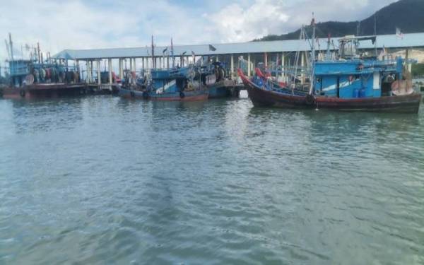 Pangkalan bot pukat tunda di Teluk Bahang.