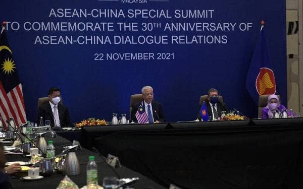 Ismail Sabri (tiga dari kanan) berucap pada Sidang Kemuncak Khas ASEAN-China sempena memperingati ulang tahun ke-30 Hubungan Dialog ASEAN-China menerusi persidangan video, hari ini.
Foto Bernama