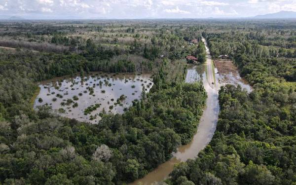 Fenomena banjir termenung di Jalan Kampung Bawah Lembah, Gual Periok, Rantau Panjang hari ini.