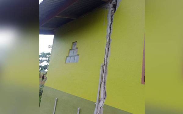 Keadaan bahagian belakang salah sebuah rumah yang retak.