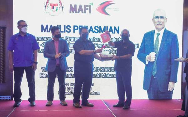 Ronald (kanan) ketika majlis pelancaran dua pelan strategik pembangunan industri tuna negara di Labuan pada Isnin.