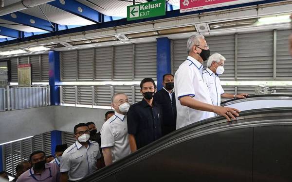 Perdana Menteri Datuk Seri Ismail Sabri Yaakob bersama Pengerusi Prasarana Tan Sri Jamaludin ketika dalam perjalanan dengan menggunakan perkhidmatan Transit Rel Ringan (LRT) dari stesen Bangsar ke KL Sentral untuk merasmikan Pas Keluarga Malaysia hari ini.