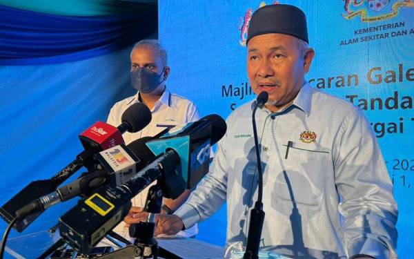 Tuan Ibrahim (kanan) dan Narendran (kiri) ketika sidang akhbar selepas Majlis Perasmian Galeri Pembentungan IWK sempena Hari Tandas Sedunia 2021, di IWK di sini pada Isnin.