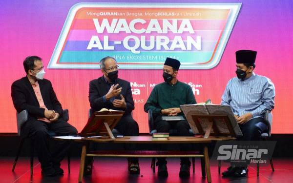 Dari kiri: Fazrul, Ahmad Fakhri, Mohd Shafiq dan Amirahman ketika Wacana Al-Quran bertajuk Ayah: Cukupkah Hanya Bagi Duit? yang berlangsung di Kompleks Karangkraf pada Isnin.