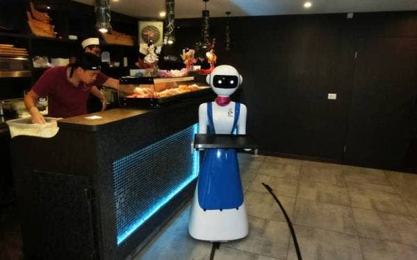 Khidmat robot kini digunakan di restoran-restoran untuk menghantar makanan dan minuman yang dipesan pelanggan. - Foto 123RF