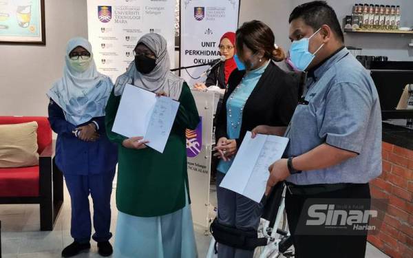 Muhammad Zamry (kanan) bertukar dokumen MoU dengan Prof Ts Dr Roziah sambil disaksikan oleh Ras Adiba pada Isnin.