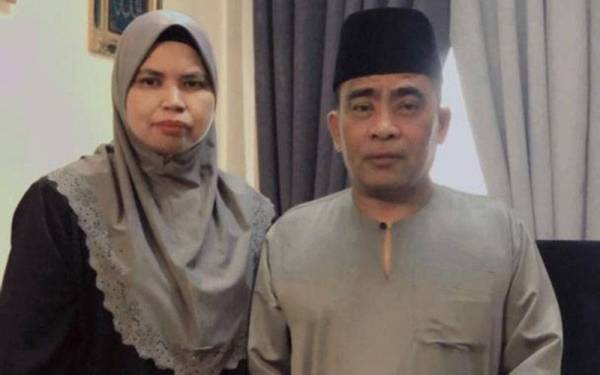 Khalija dan suami bergambar kenangan pada Aidiladha lalu.